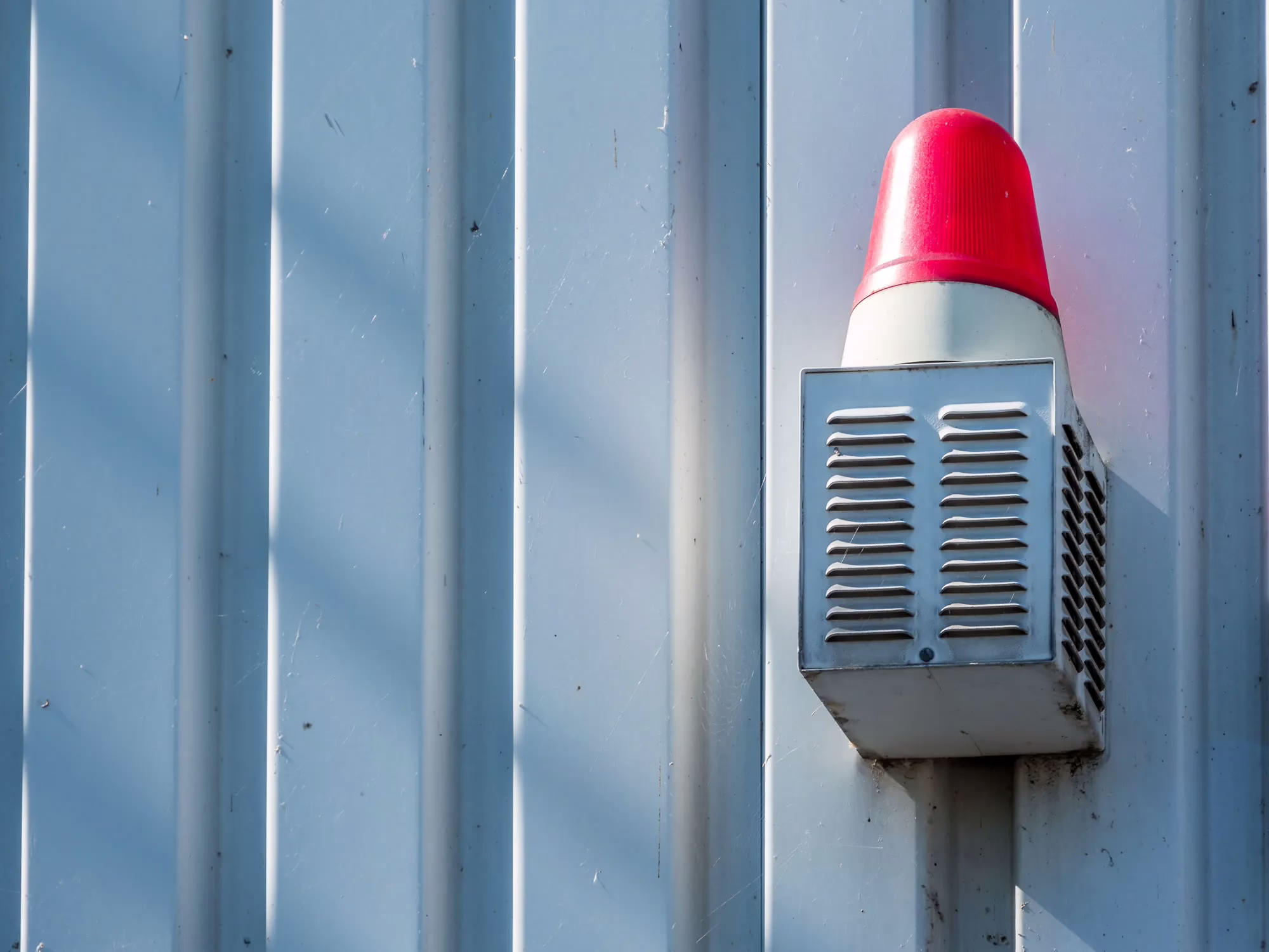 alarmanlage-aussen-rote-alarmlampe