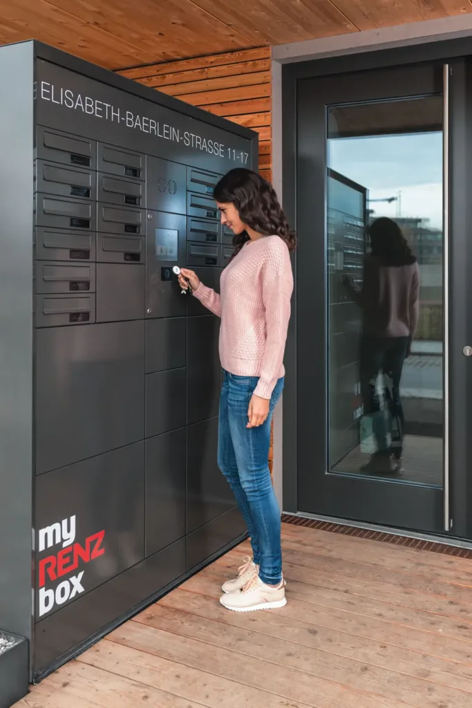 frau-briefkastenanlage-mehrfamilienhaus